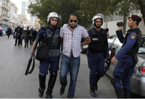 صورة لإعتقال علي حاجي أثناء مشاركته في اعتصام سابق أمام قلعة الشرطة